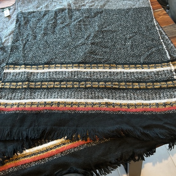 Roots Poncho - Picture 6 of 10